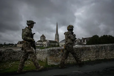 Soldați în exercițiu militar lângă o biserică istorică în Polonia.