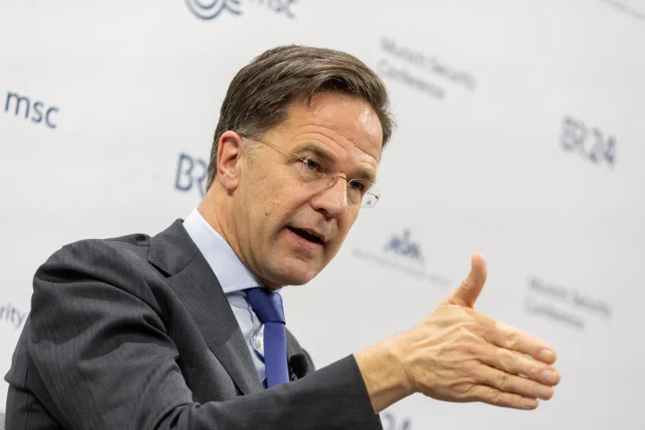 Mark Rutte discutând despre securitatea europeană la o conferință.