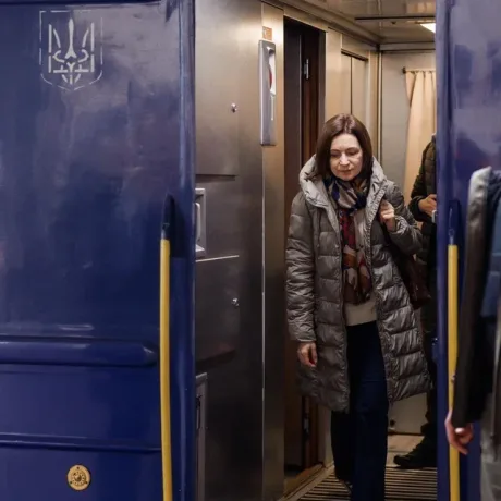Maia Sandu ieșind dintr-un tren, discutând despre industria de apărare.