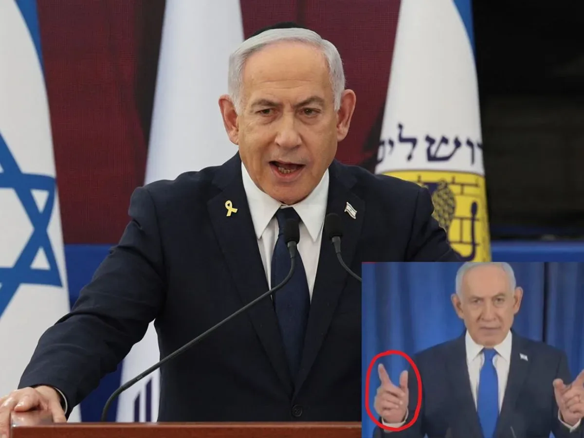 Benjamin Netanyahu susține un discurs în fața steagurilor Israelului.