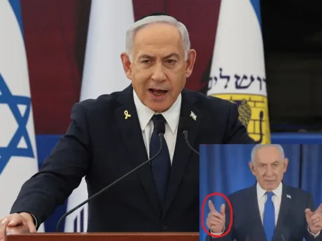 Benjamin Netanyahu susține un discurs în fața steagurilor Israelului.