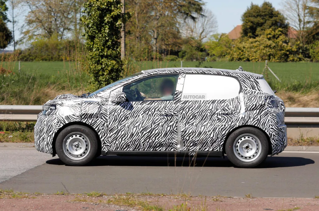 Un nou model electric Dacia, testat pe drumuri, cu design modern.