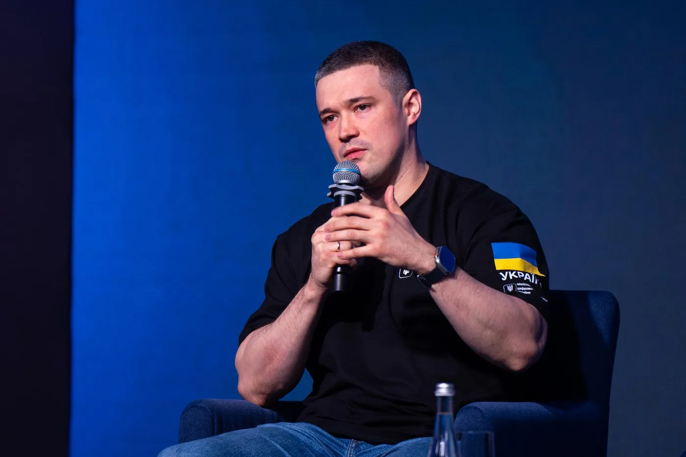 Mîhailo Fedorov discutând despre reforma achizițiilor militare în Ucraina.