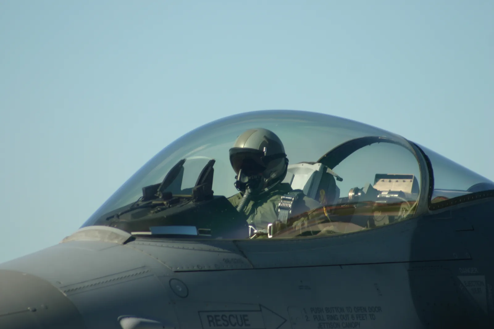 Avion de luptă în cockpit, pregătit pentru decolare în misiune.