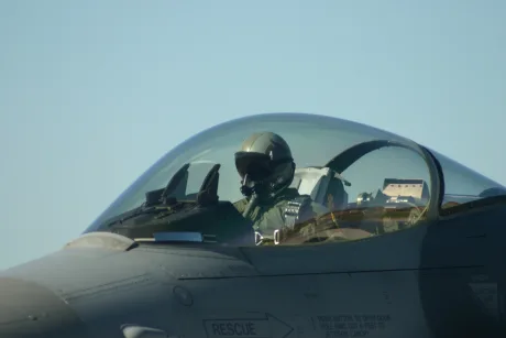 Avion de luptă în cockpit, pregătit pentru decolare în misiune.
