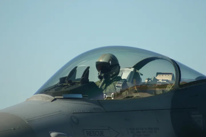 Avion de luptă în cockpit, pregătit pentru decolare în misiune.
