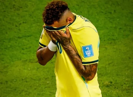 Neymar își ascunde fața în timpul meciului.