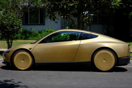 Tesla Cybercab pe străzile din Austin, fără volan și pedale.