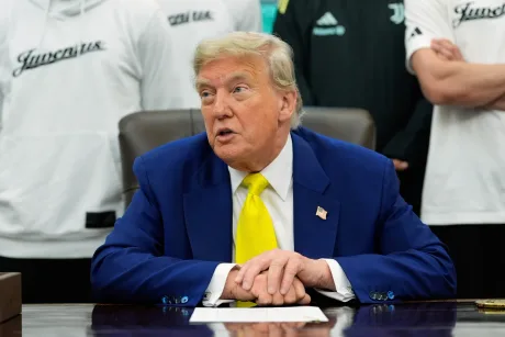 Donald Trump discutând despre negocieri nucleare cu Iranul.
