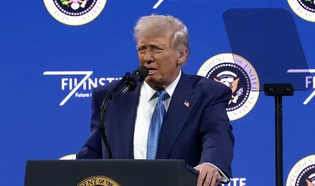 Donald Trump vorbește la un eveniment, reflectând asupra popularității sale scăzute.
