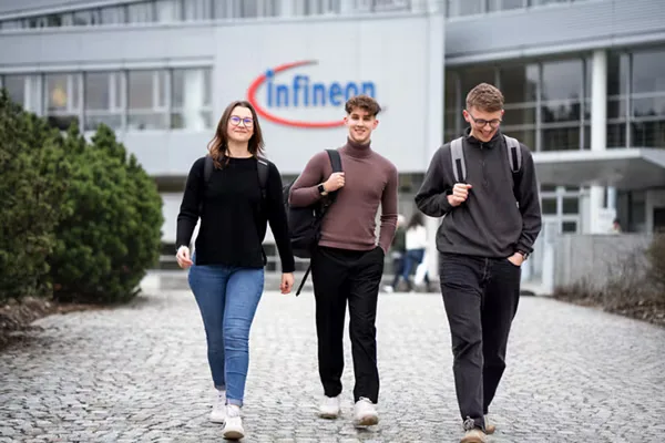 Tineri mergând spre sediul Infineon din Timișoara, simbolizând extinderea companiei.