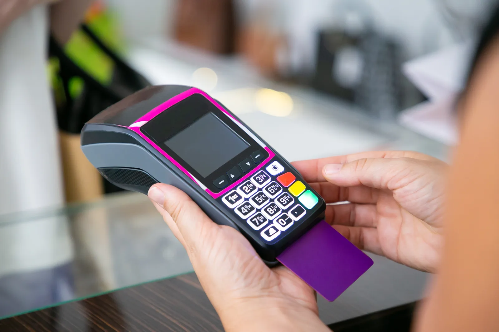 Dispozitiv de plată electronică utilizat pentru tranzacții bancare.