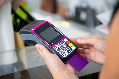 Dispozitiv de plată electronică utilizat pentru tranzacții bancare.