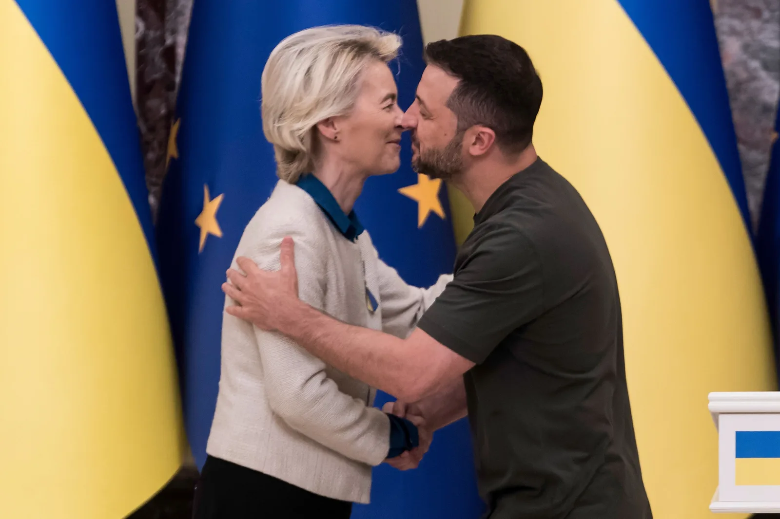 Ursula von der Leyen și Volodimir Zelenski se salută într-un moment de solidaritate.