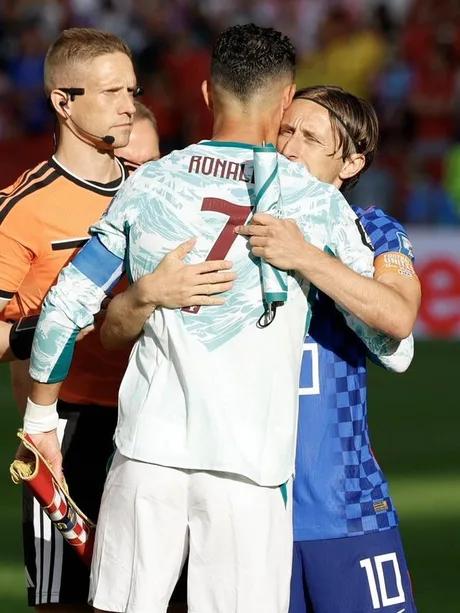 Cristiano Ronaldo și Luka Modric se îmbrățișează înainte de meciul eliminatoriu.