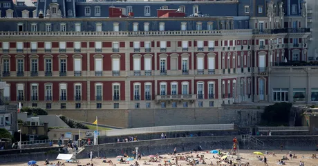 Clădiri istorice și plajă aglomerată la summitul G7 din Franța.