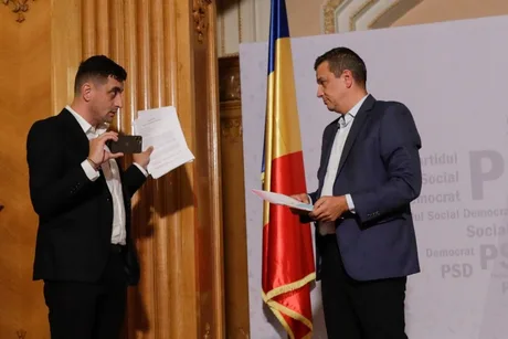 Reprezentanți politici discutând despre moțiunea de cenzură în Parlament.