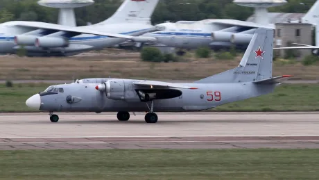 Avion militar An-26 pe pista de decolare, pregătit pentru zbor.