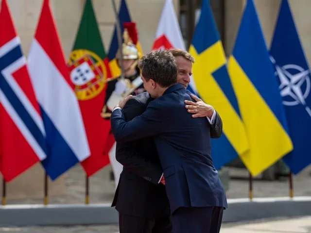 Nicușor Dan și Emmanuel Macron discutând despre securitatea regională.
