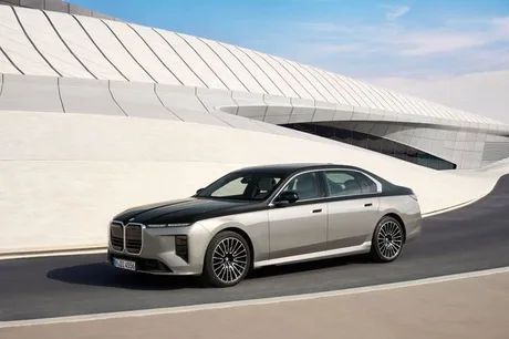 Noua BMW Seria 7, un sedan elegant cu design modern și tehnologie avansată.