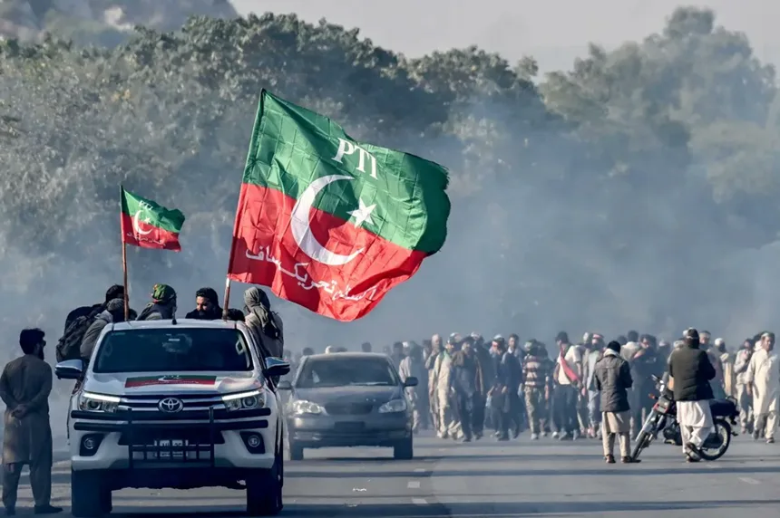 Protest cu steaguri în Pakistan, simbolizând unitatea națională.