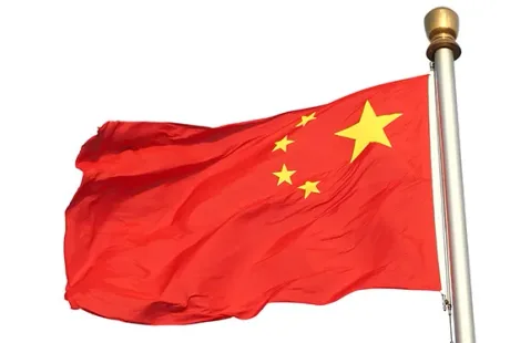 Steagul Chinei fluturând în vânt, simbol al influenței economice.
