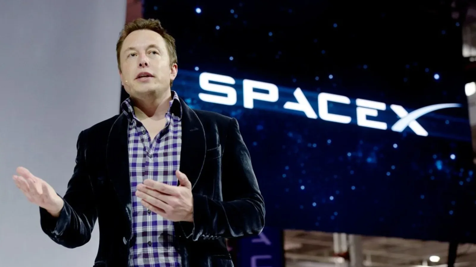 Elon Musk discutând despre viitorul SpaceX și AI.