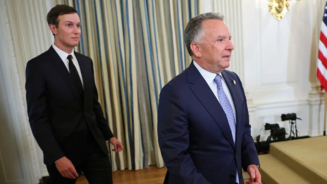 Steve Witkoff și Jared Kushner intră într-o sală de conferințe.