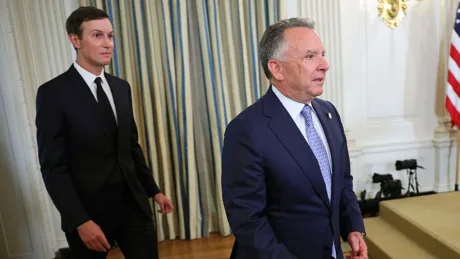 Steve Witkoff și Jared Kushner intră într-o sală de conferințe.