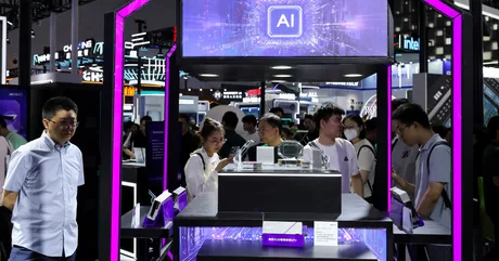 Expoziție tehnologică cu vizitatori interesați de inovațiile în AI.