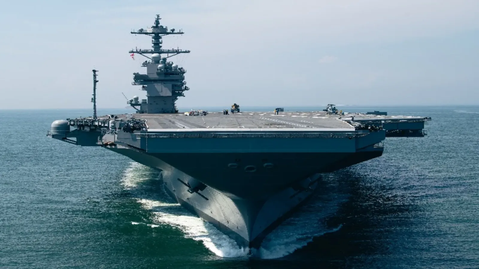 Portavionul USS John F. Kennedy navighează pe mare în timpul testelor de acceptanță.