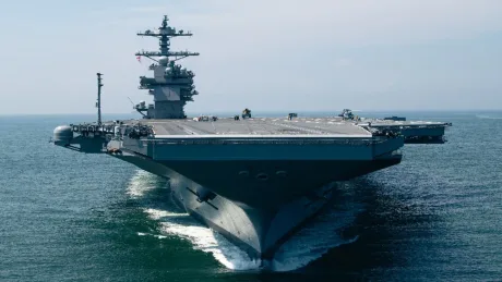 Portavionul USS John F. Kennedy navighează pe mare în timpul testelor de acceptanță.