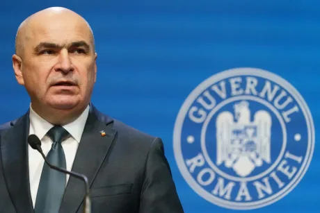 Ilie Bolojan la o conferință de presă, discutând despre taxe.