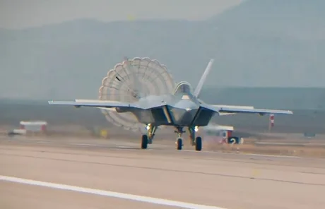 Avionul Kaan rulând pe pistă, pregătit pentru teste viitoare.