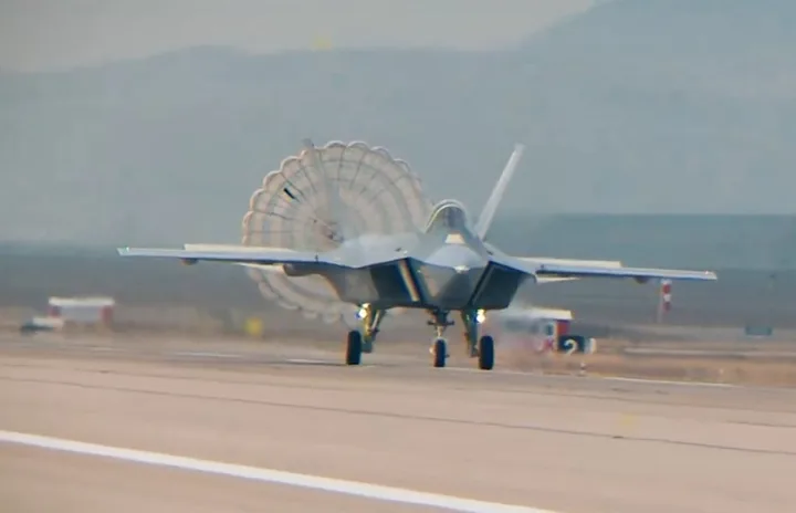 Avionul Kaan rulând pe pistă, pregătit pentru teste viitoare.