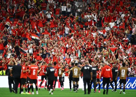 Suporteri egipteni entuziasmați în tribune, celebrând victoria echipei.