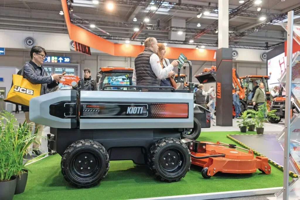 Roboți agricoli Kioti expuși la un eveniment agricol din Toulouse.