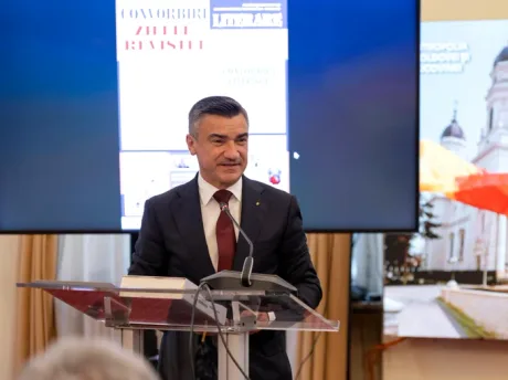 Mihai Chirica susține un discurs la un eveniment oficial.