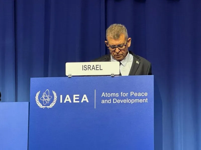 Moshe Edri discutând despre problemele nucleare ale Iranului la AIEA.