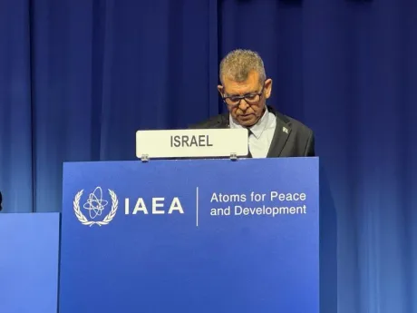 Moshe Edri discutând despre problemele nucleare ale Iranului la AIEA.