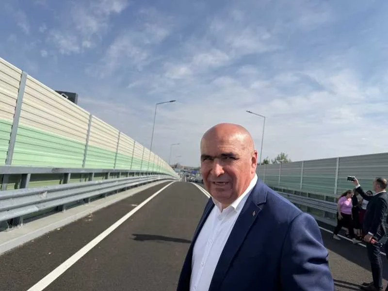Premierul interimar Ilie Bolojan vizitând barajul Leșu reabilitat, evidențiind importanța proiectului.