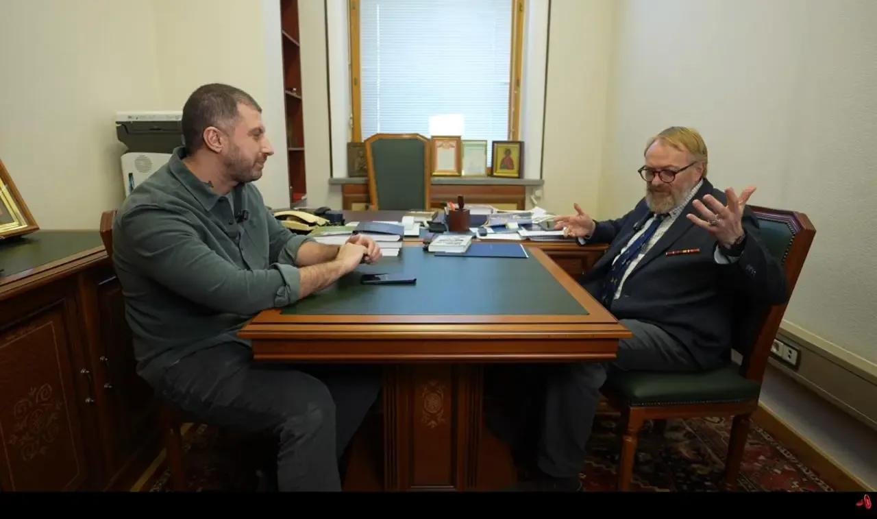Deputați ruși discutând despre utilizarea VPN în birou, în contextul restricțiilor online.