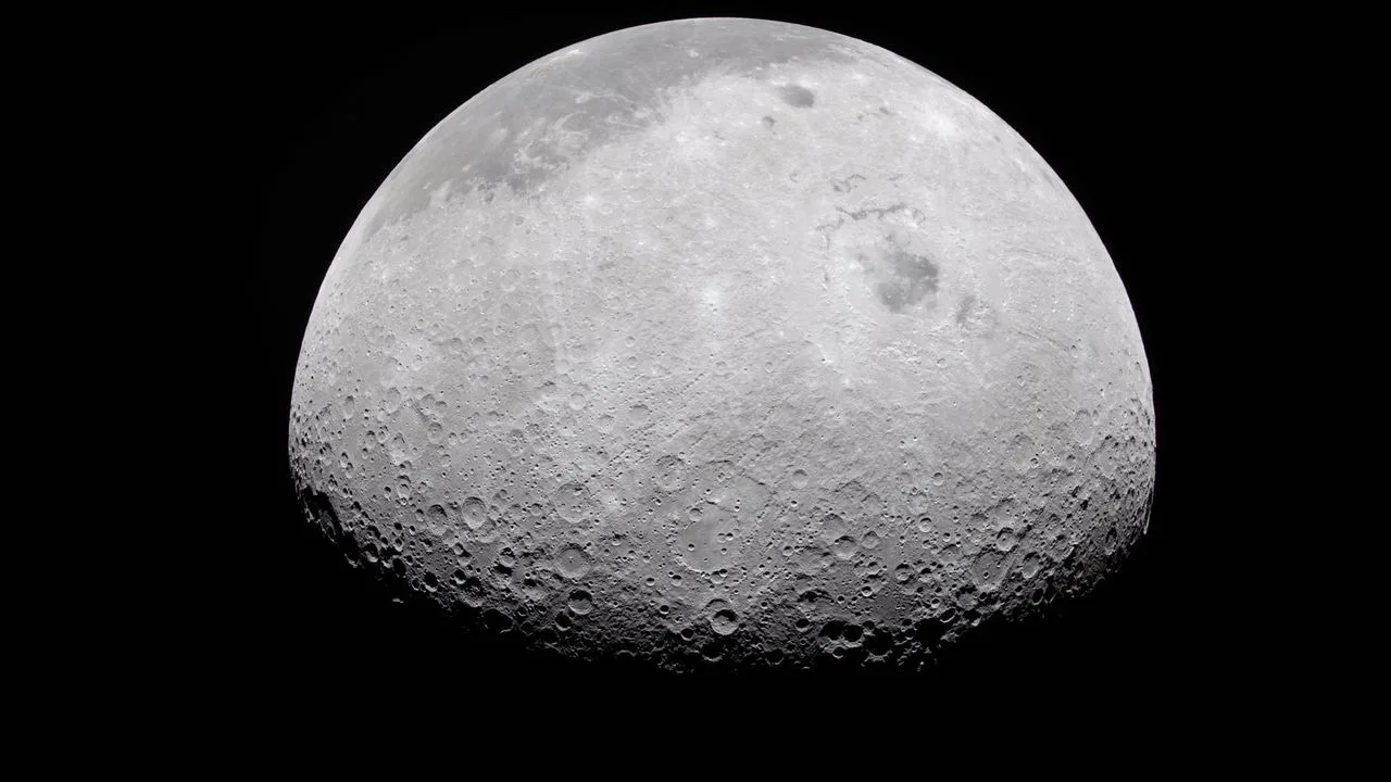 Luna văzută de pe Pământ, cu cratere și detalii vizibile.