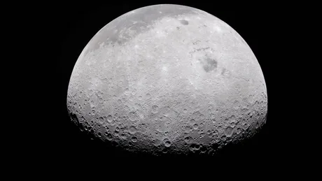 Luna văzută de pe Pământ, cu cratere și detalii vizibile.