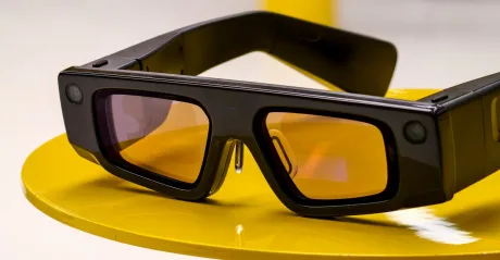 Ochelari AR cu design modern, pregătiți pentru integrarea tehnologiilor avansate.