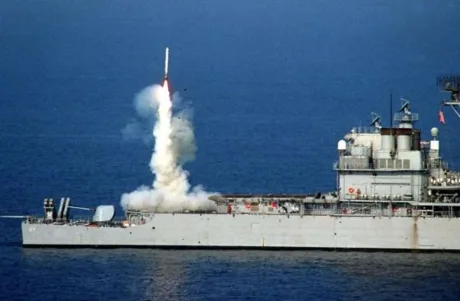 Distrugător lansând rachete Tomahawk în apărarea Israelului.