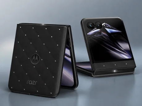 Motorola Razr 70 cu cristale Swarovski, design elegant și finisaje premium.