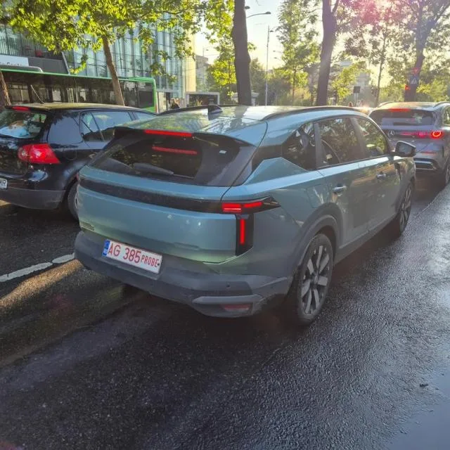 Dacia Striker surprinsă în trafic pe străzile din București, fără camuflaj.