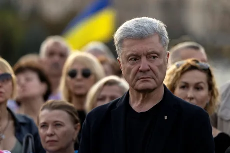 Petro Poroșenko la o adunare publică, înconjurat de susținători.