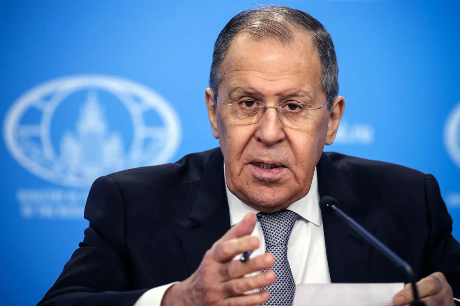 Serghei Lavrov discutând despre livrările de arme către Ucraina.